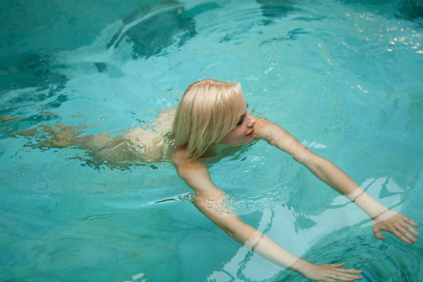 Красивая блондинка Feeona A плавает обнаженной в бассейне и позволяет посмотреть на ее киску
