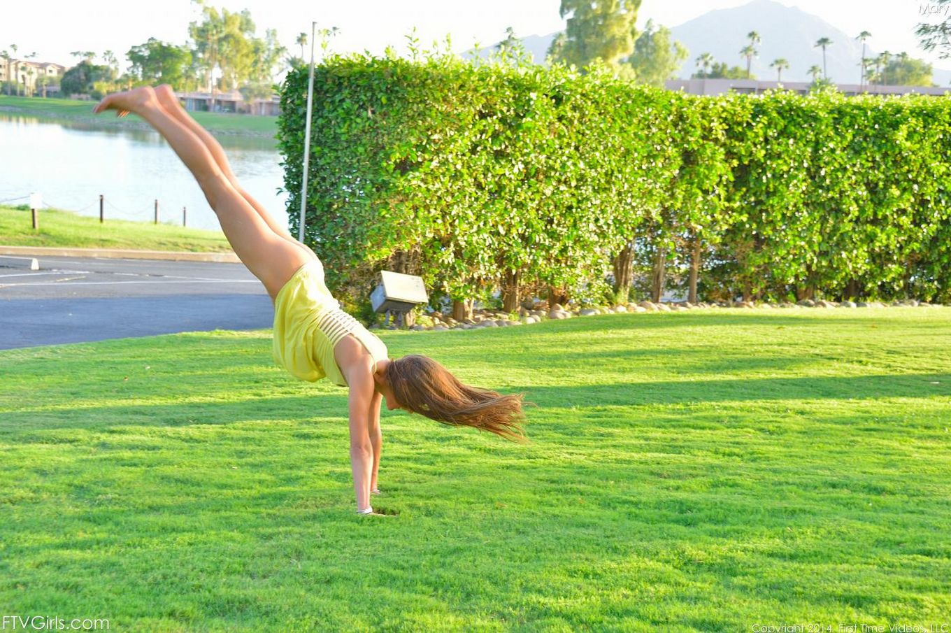 Распутная блондинка-гимнастка Marry Lynn показывает свои умения и вставляет себе в щелку фаллоимитатор у всех на виду