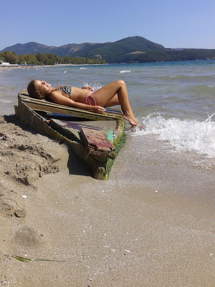 Молодая гречанка на пляже