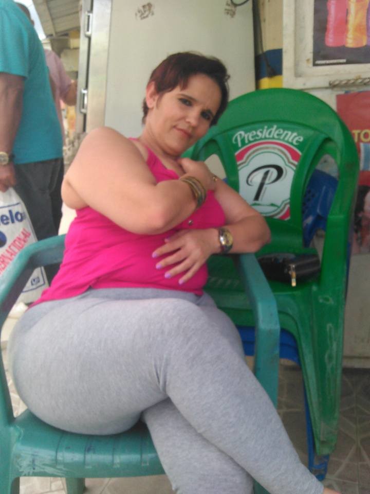 Зрелая женщина из Аргентины с очень широкими бедрами (не голая)